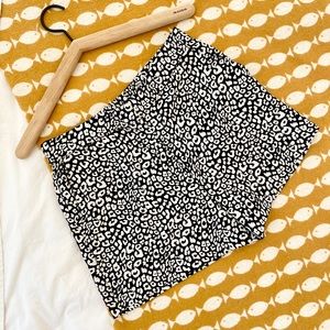 EUC 2 x 25$ Decjuba shorts with pockets